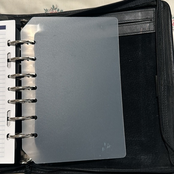 Kirkland signature zip up leather organizer/planner. 7 ring. - Picture 8 of 14